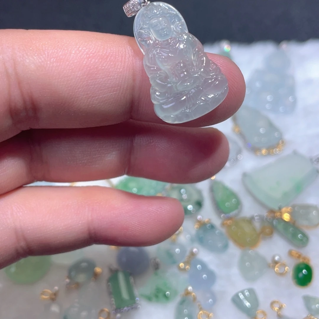 颈饰18K金镶嵌翡翠