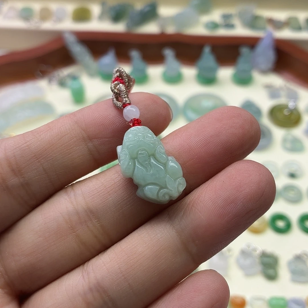 翡翠未镶嵌颈饰静**雨貔貅