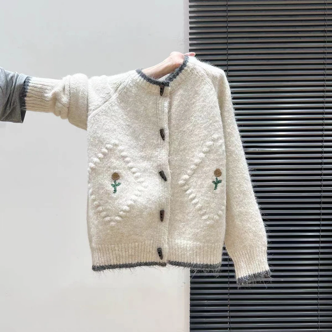 新款法式复古立体菱形格频接网红毛衣针织燕麦色刺绣开衫