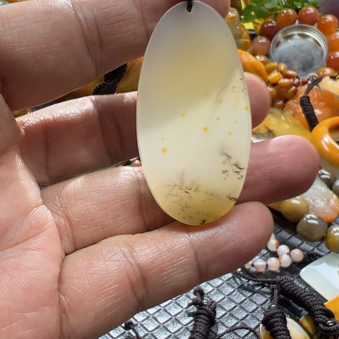 石英质玉未镶嵌颈饰