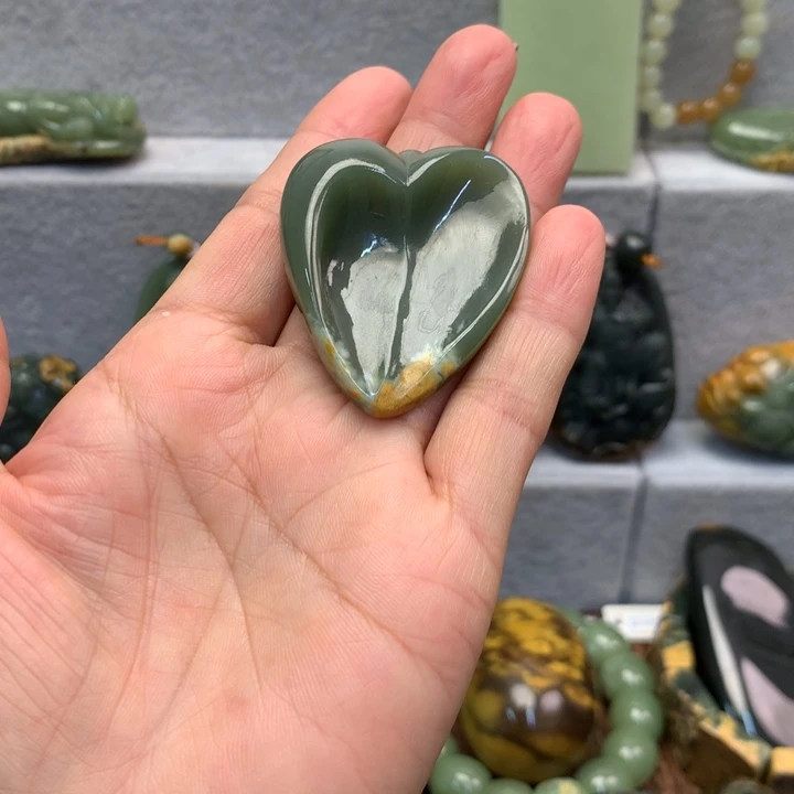 伊***神岫岩老玉（透闪石质玉）未镶嵌把件