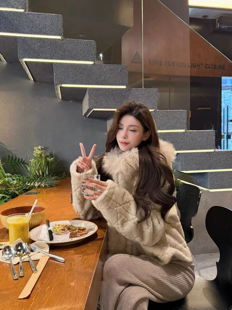 【戴妃白月光】D家藤格纹米白色连帽仿水貂保暖外套