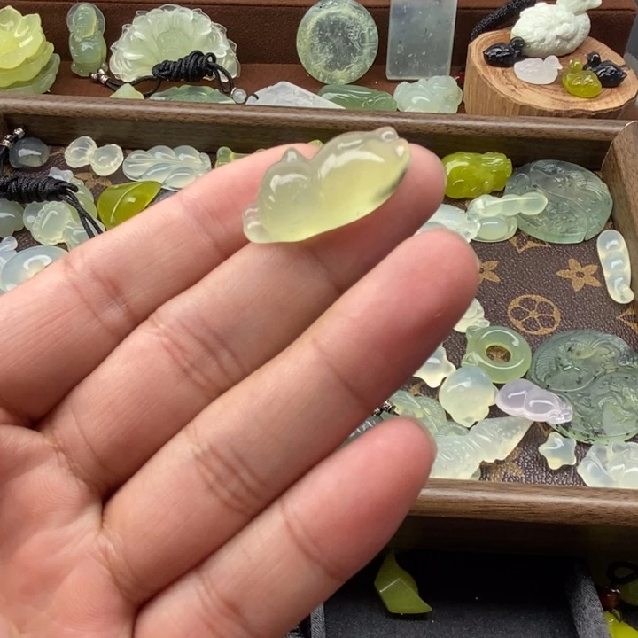 蛇纹石玉未镶嵌颈饰