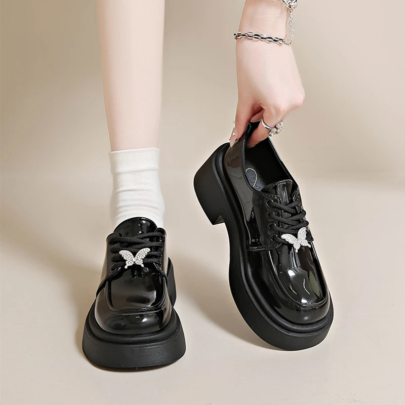 黑色小皮鞋女款2025新款春秋软皮蝴蝶钻学院风系带厚底深口单鞋女