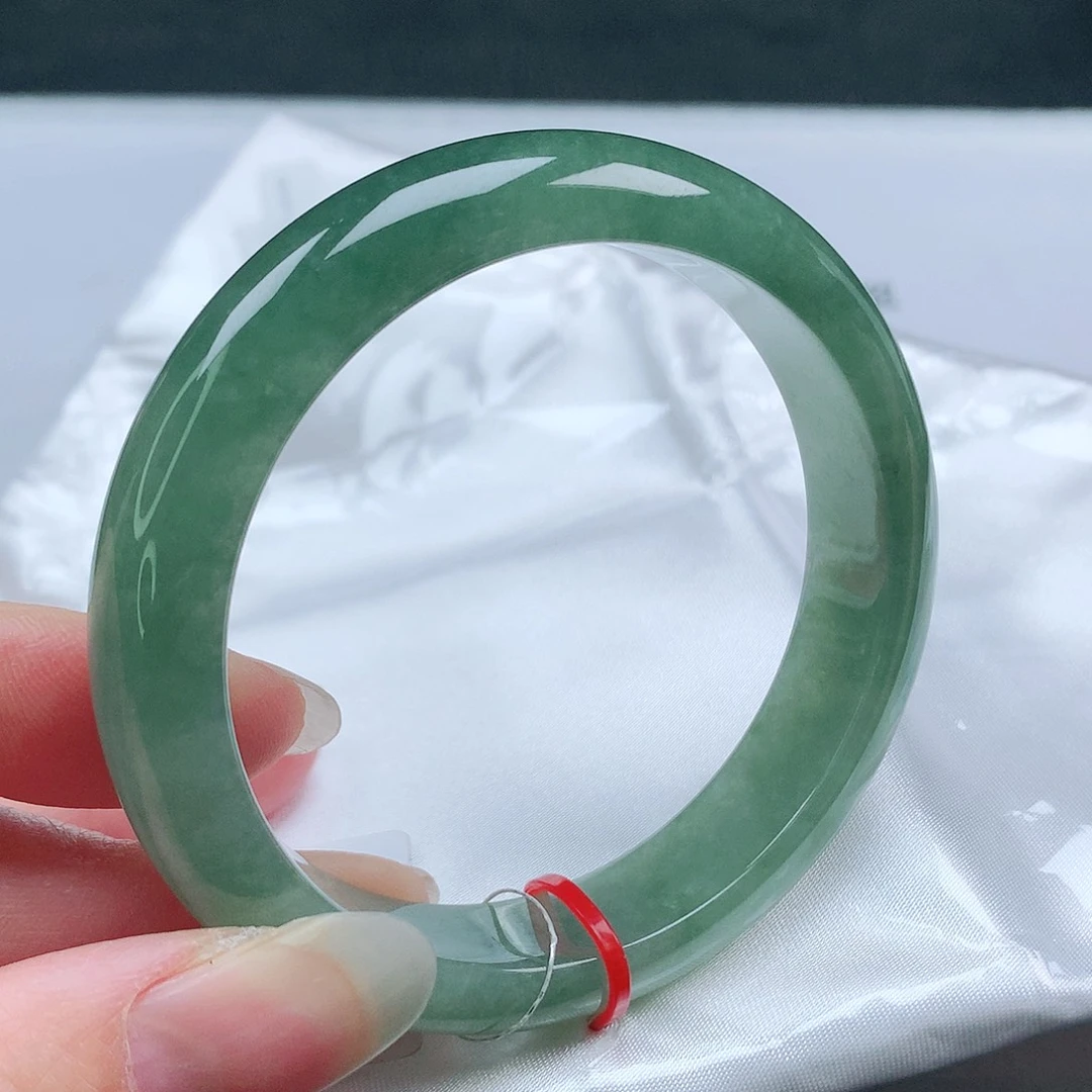 翡翠手镯未镶嵌56圈