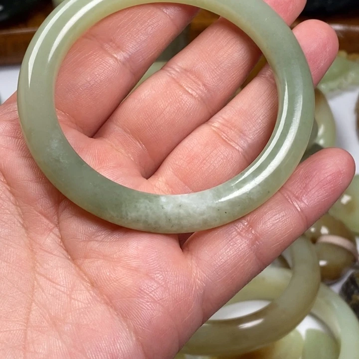 ****言岫岩河磨玉（透闪石质玉）未镶嵌颈饰