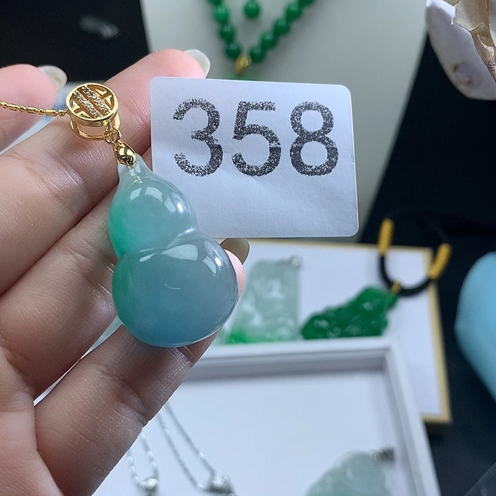 翡翠未镶嵌吊坠(赠链)