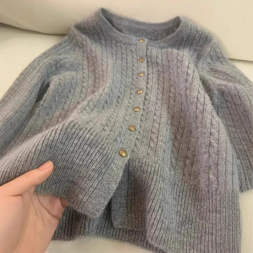 欧货重磅简约麻花小众针织圆领开衫女秋冬百搭慵懒风软糯金扣毛衣