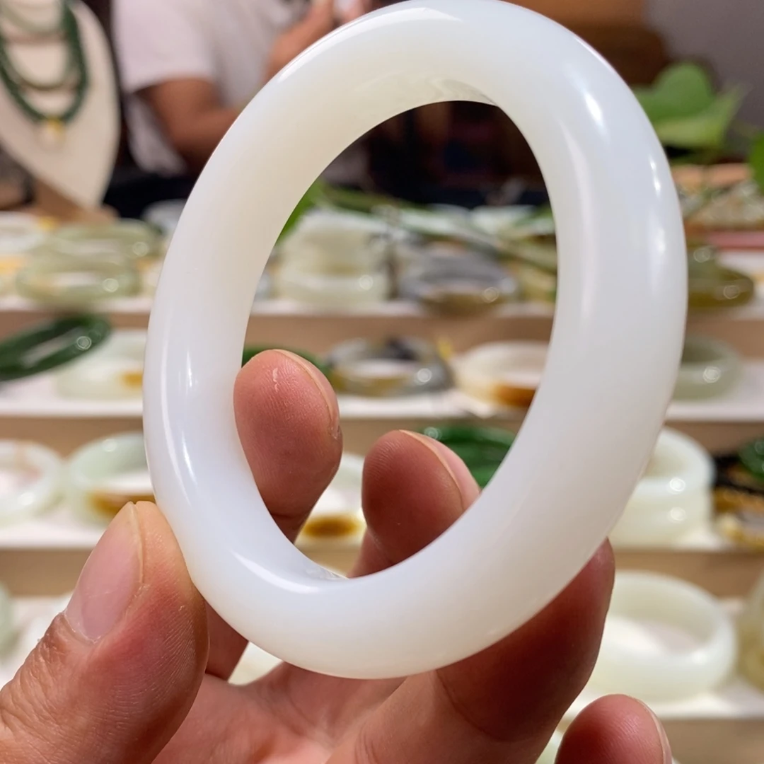 和田玉未镶嵌手镯