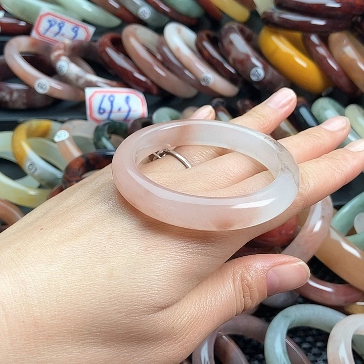 石英质玉手镯未镶嵌木*?