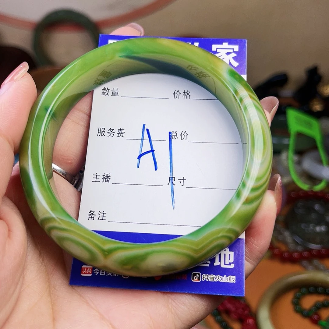 颈饰未镶嵌石英岩玉