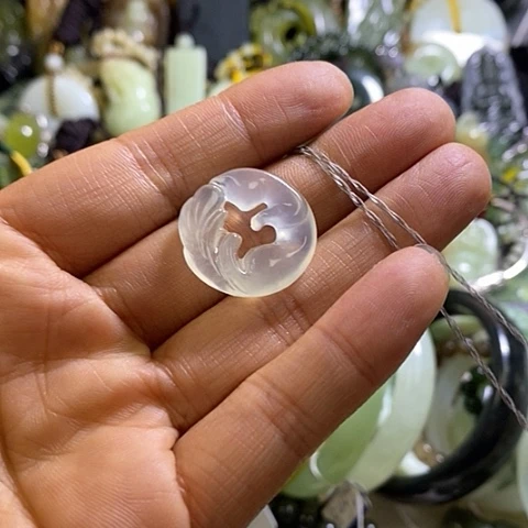 岫玉未镶嵌颈饰一个