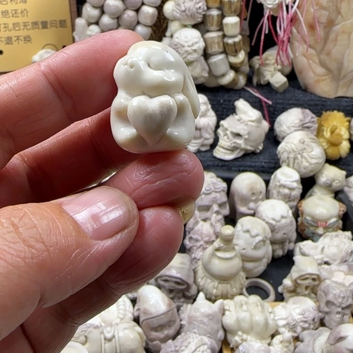 非金属配饰鹿角雕刻小兔