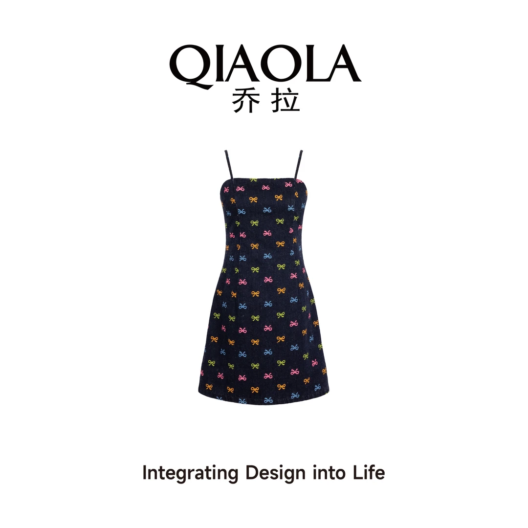 QIAOLA/乔拉【霓虹蝶影】春夏新款牛仔绣花弹性吊带牛仔连衣裙预售
