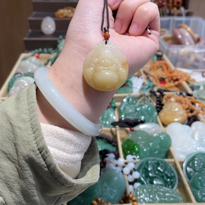 石英质玉未镶嵌颈饰