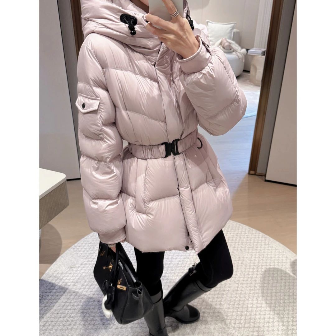 Janie Yee"黑标豆沙"90白鹅绒连帽收腰中长款羽绒服外套 25A3389