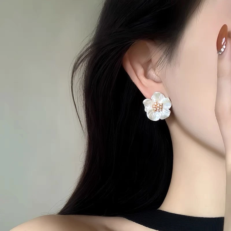 铜合金耳饰 白色山茶花朵耳环女法式复古高级感耳钉气质耳饰E211