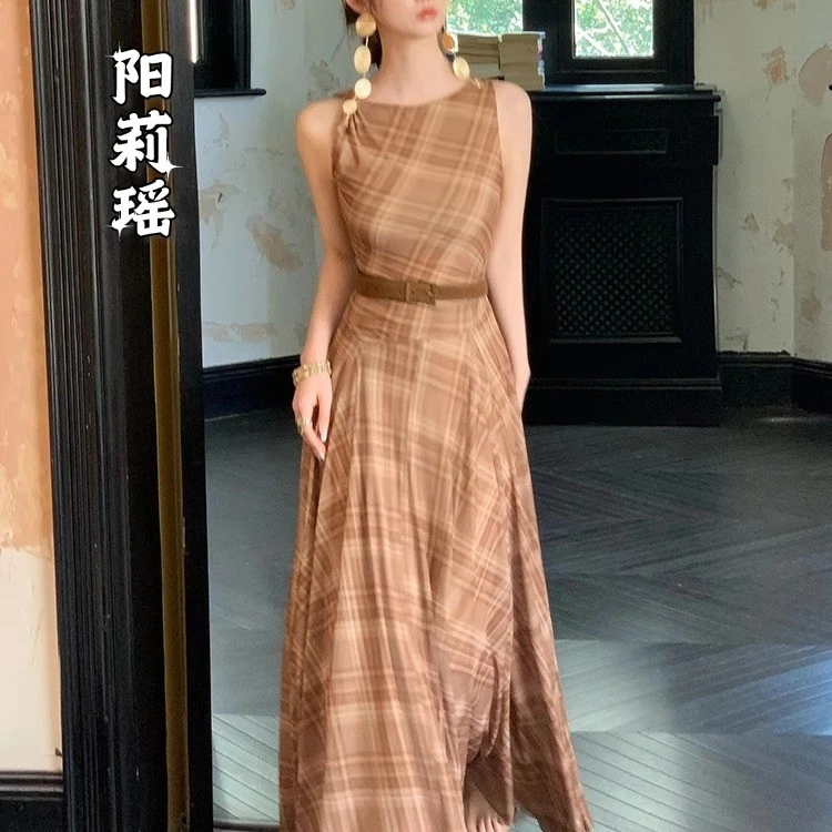 法式复古别致格纹无袖连衣裙2025夏季新款设计感咖色收腰大摆长裙