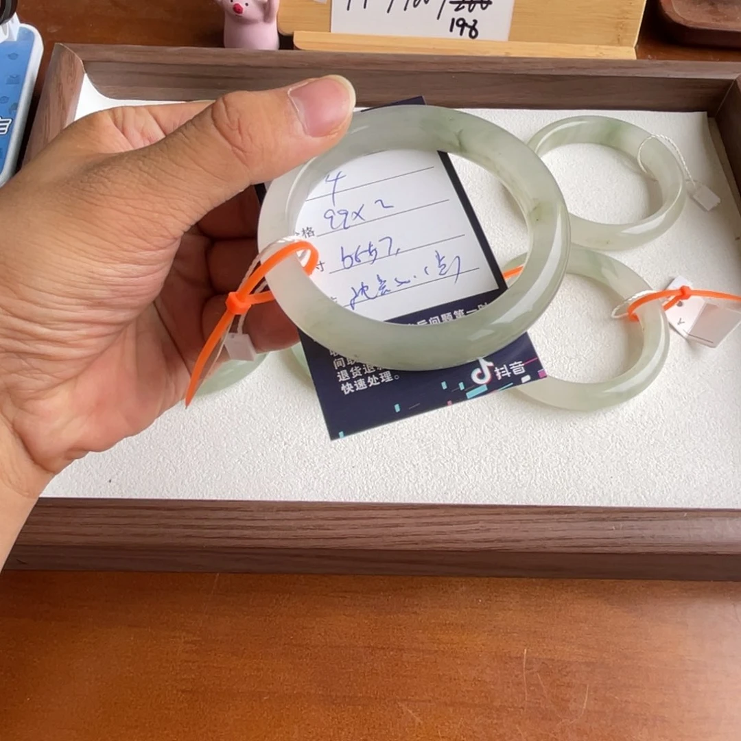 沈***吧石英质玉手镯未镶嵌4:56