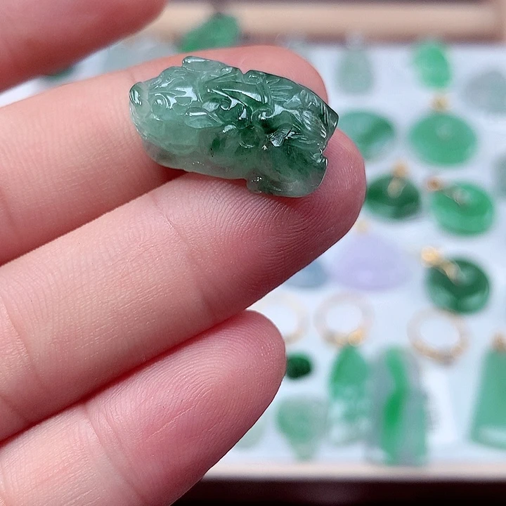 翡翠未镶嵌颈饰吊坠