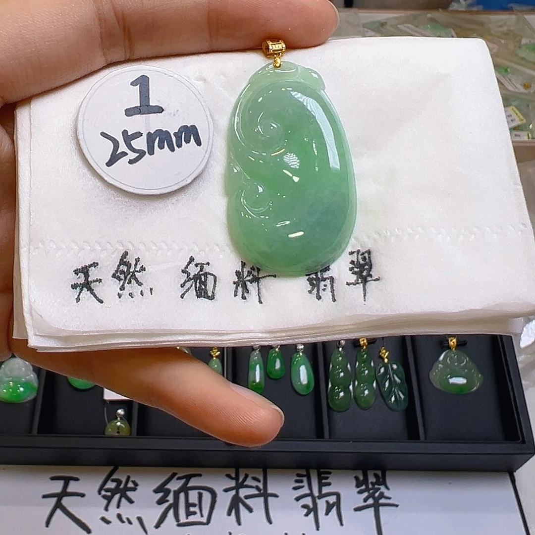 翡翠颈饰18K金镶嵌翡翠