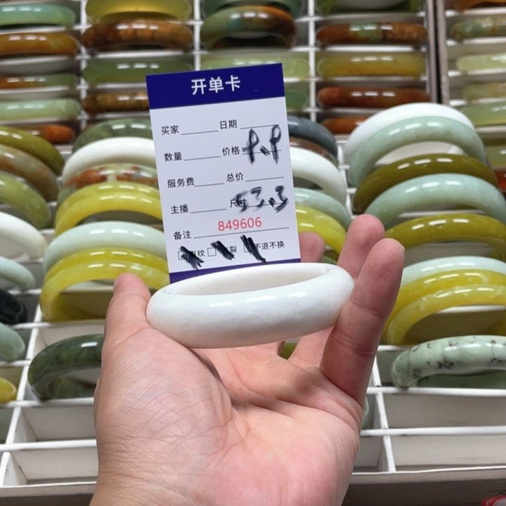 蛇纹石玉手镯未镶嵌沈*芳