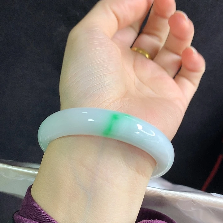 翡翠未镶嵌手镯54圈6408 牛奶底一抹绿