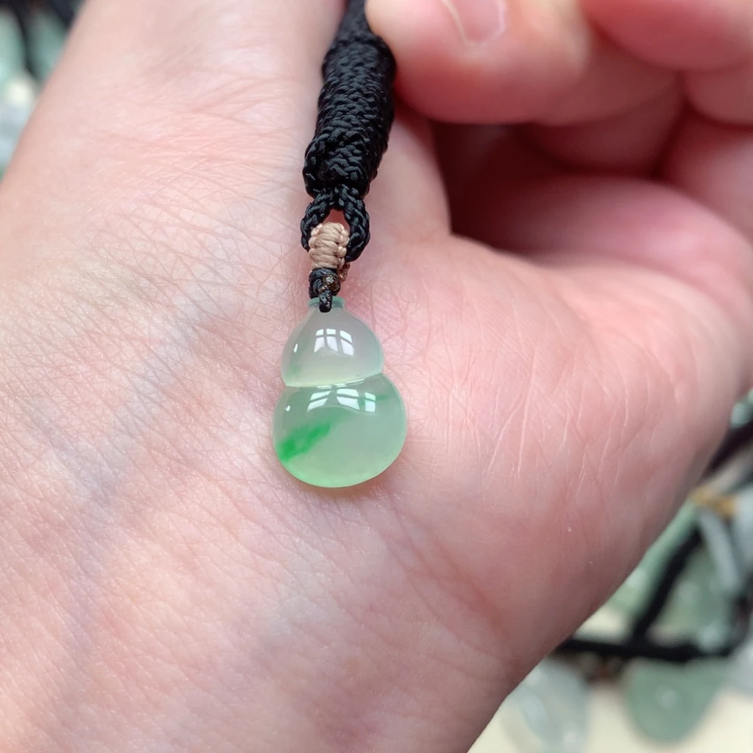 翡翠未镶嵌颈饰葫芦