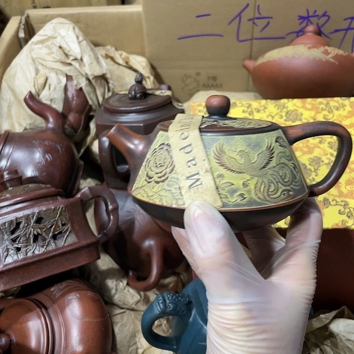 茶壶紫砂原矿泥料，手工制作的一把紫砂壶。