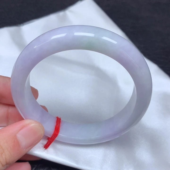 翡翠手镯未镶嵌。