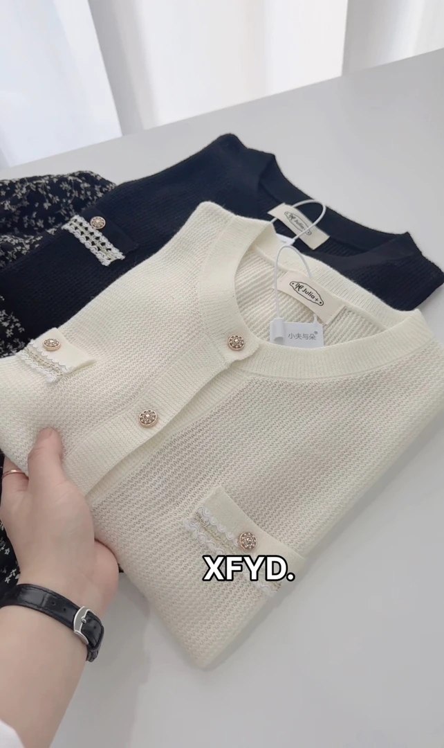 小朵家 ins穿搭#松弛轻奢设计小香风漏空短袖115165
