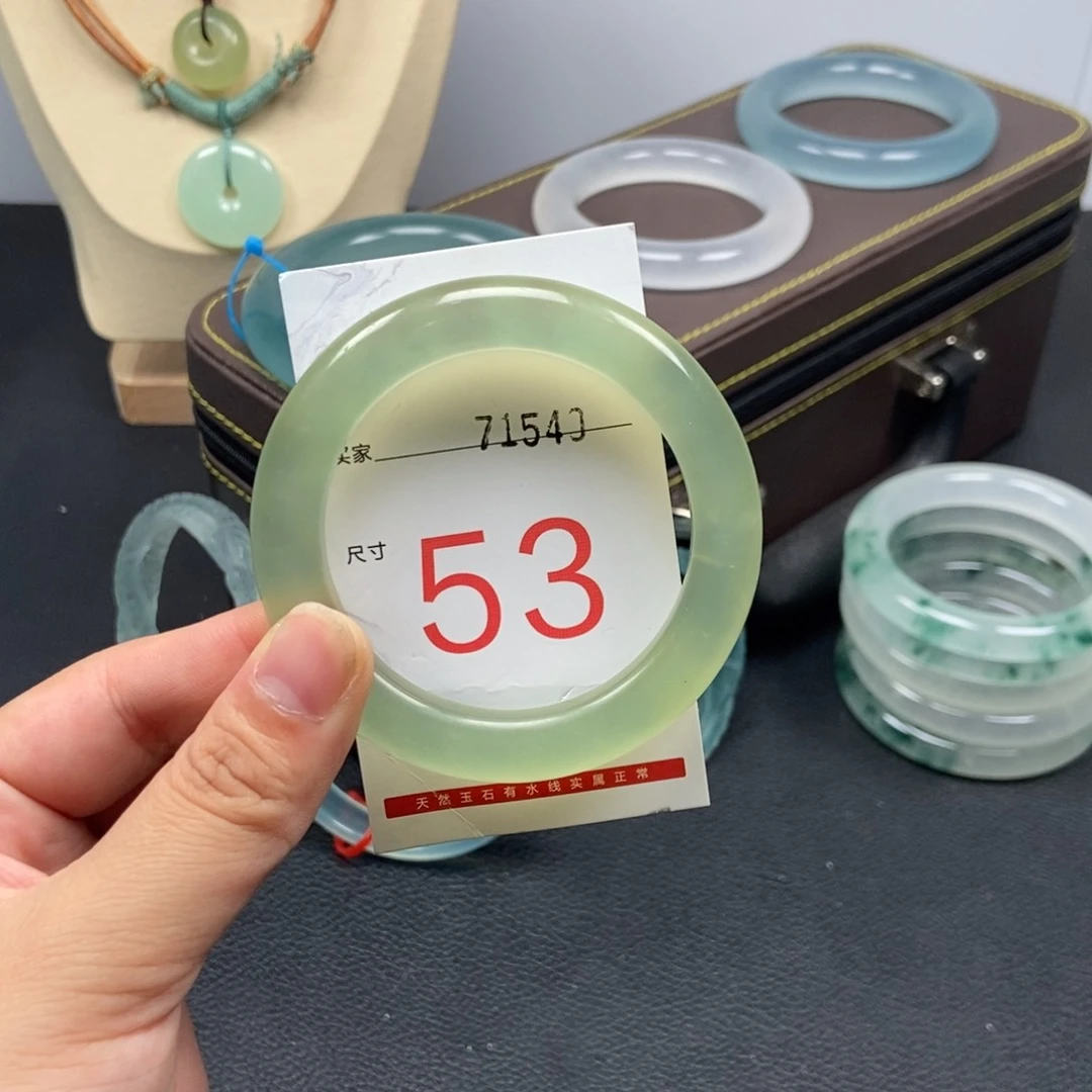 未镶嵌手镯石英质玉律**新