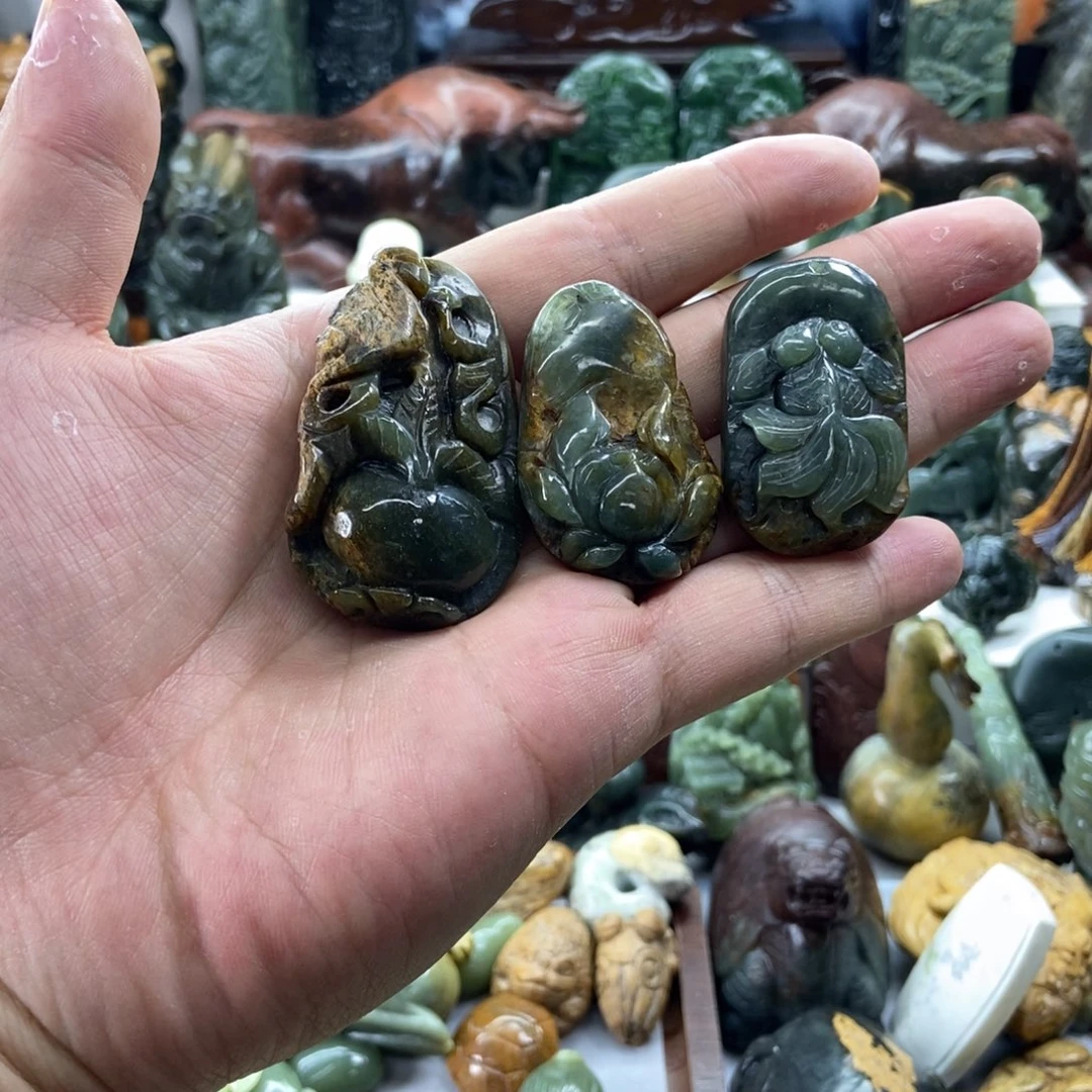 未镶嵌岫岩河磨玉（透闪石质玉）挂件