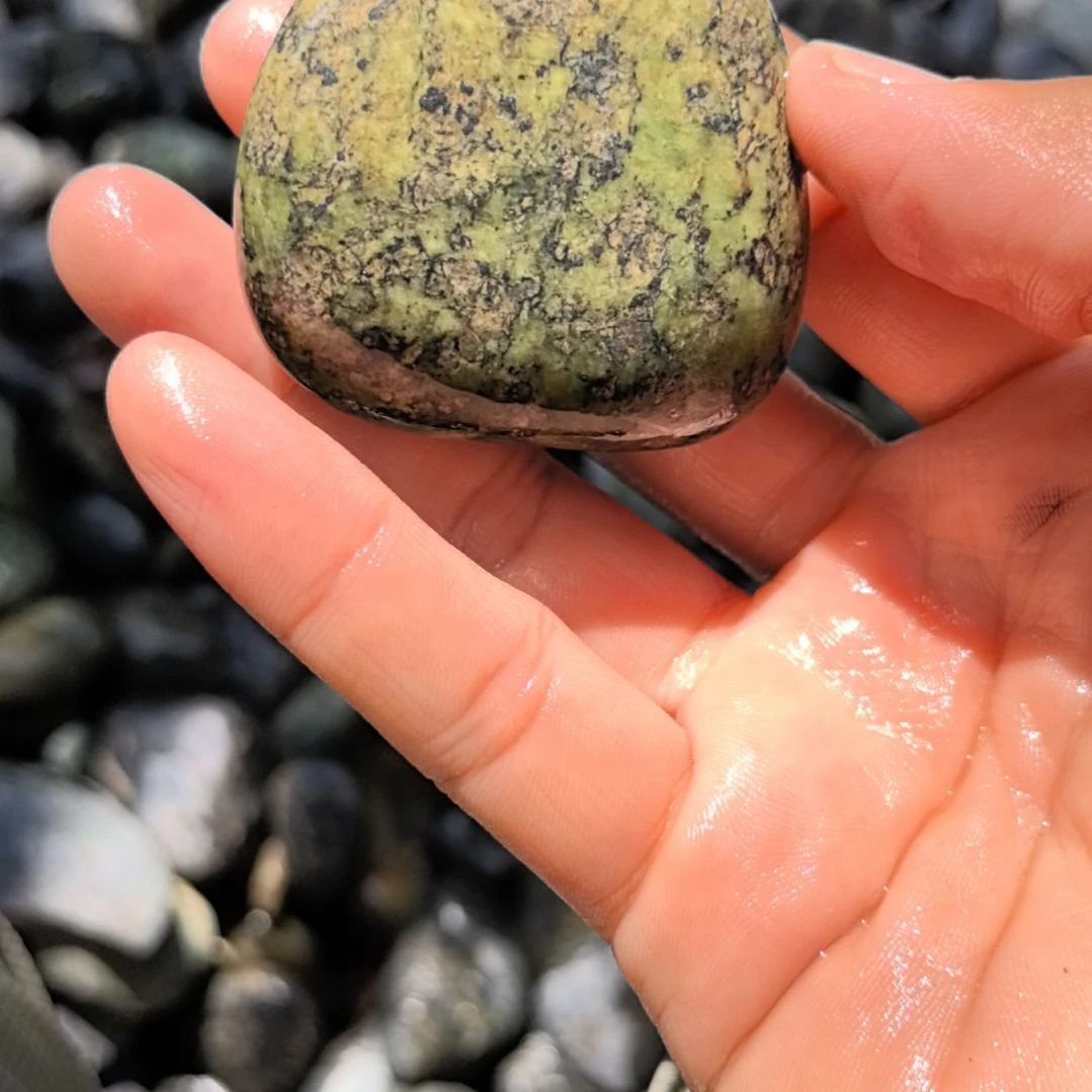 飘***飘有机玻璃藏玉药王石原石手把件一个