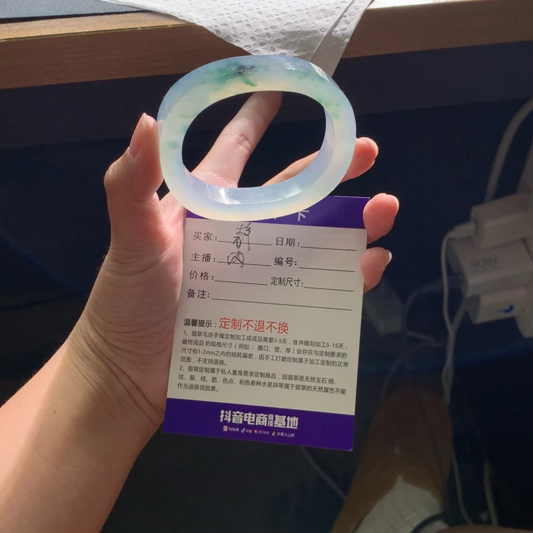 未镶嵌翡翠手镯定制翡翠静**争