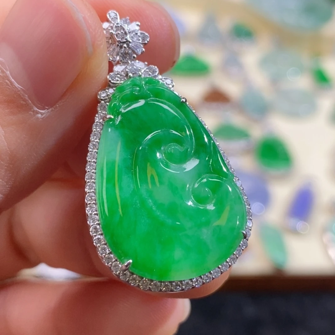 翡翠18K金镶嵌颈饰