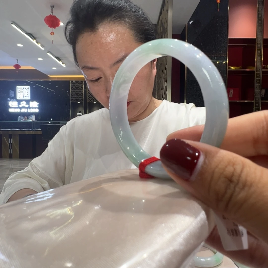 翡翠手镯未镶嵌春彩