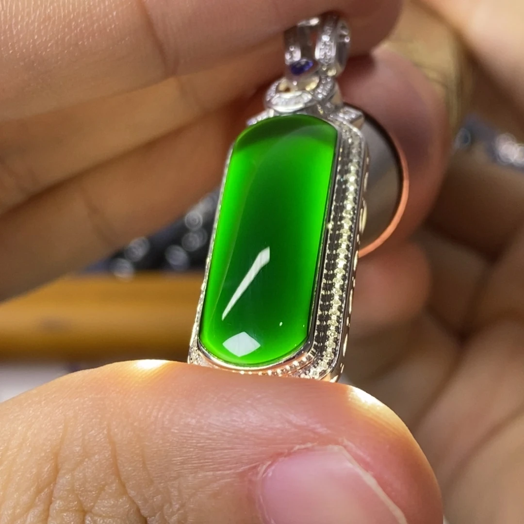 颈饰18K金镶嵌翡翠