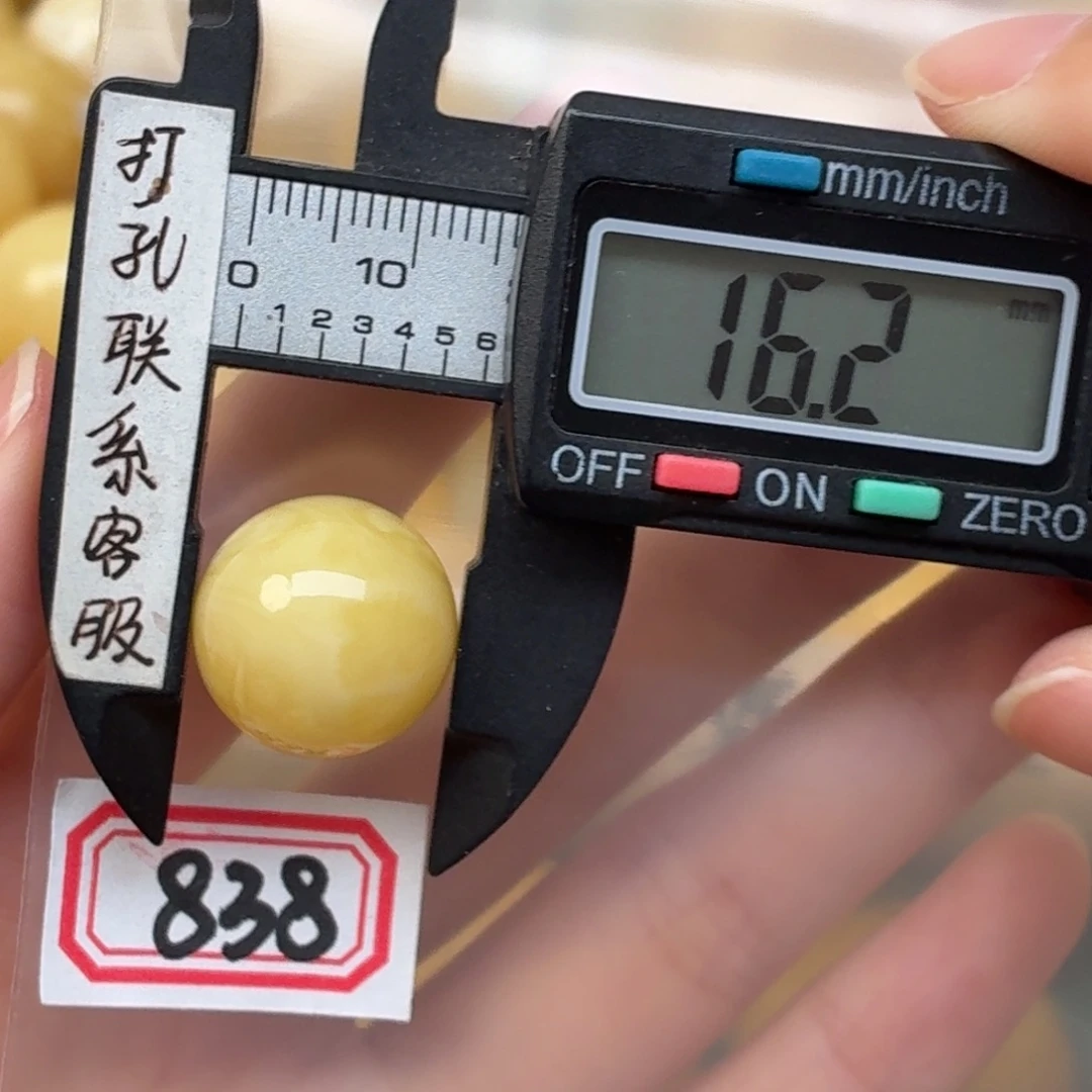 L***，蜜蜡未镶嵌裸石蜜蜡