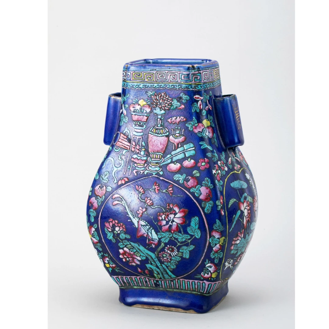 【拍卖】18、霁蓝釉粉彩杂宝开光花鸟纹杏圆贯耳方瓶