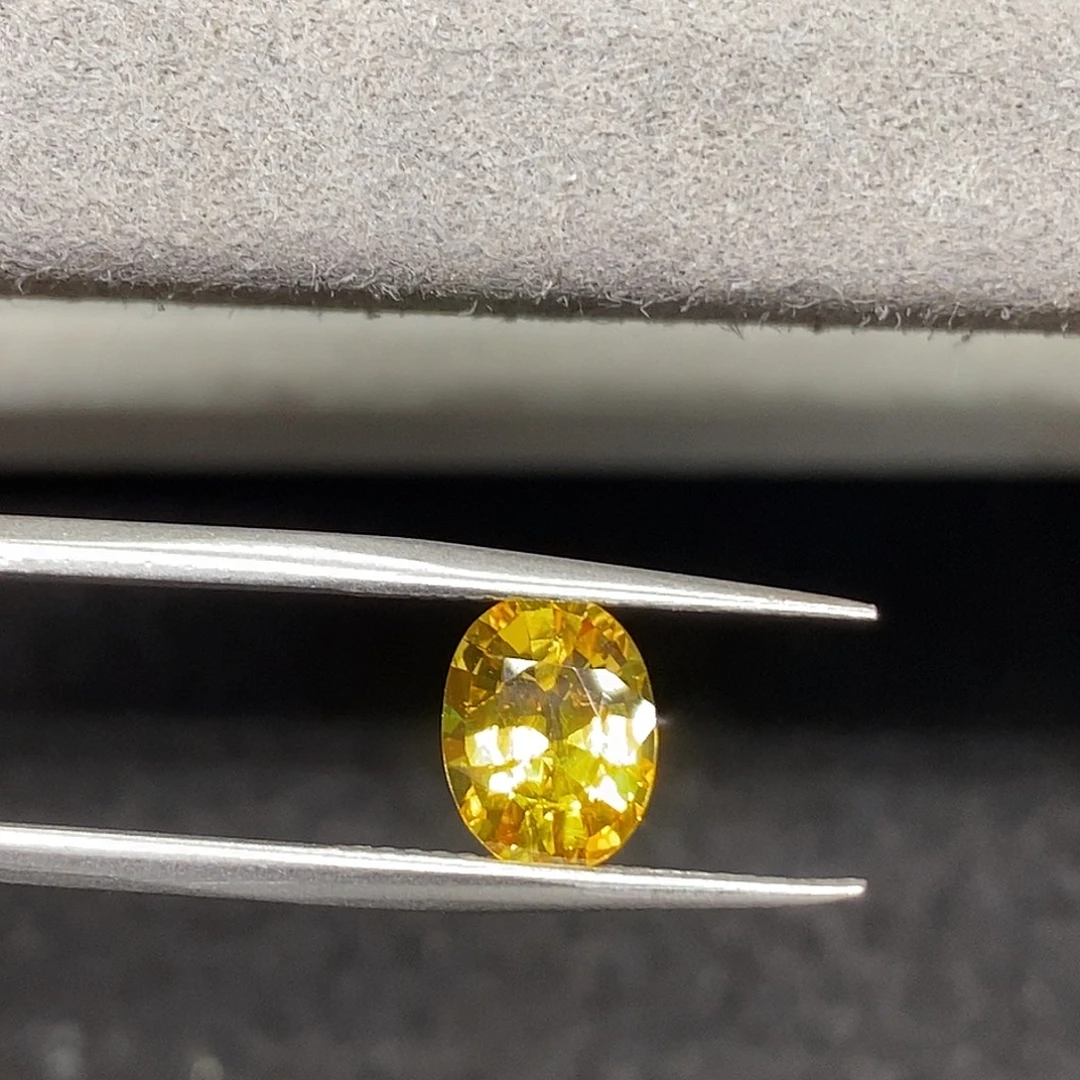 蓝宝石裸石2.26克拉天然玻璃体满火彩黄蓝宝