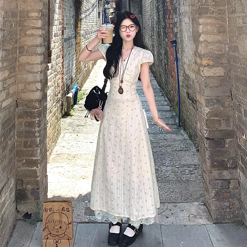 茶歇法式v领碎花短袖连衣裙女2025新款温柔气质度假风收腰a字长裙