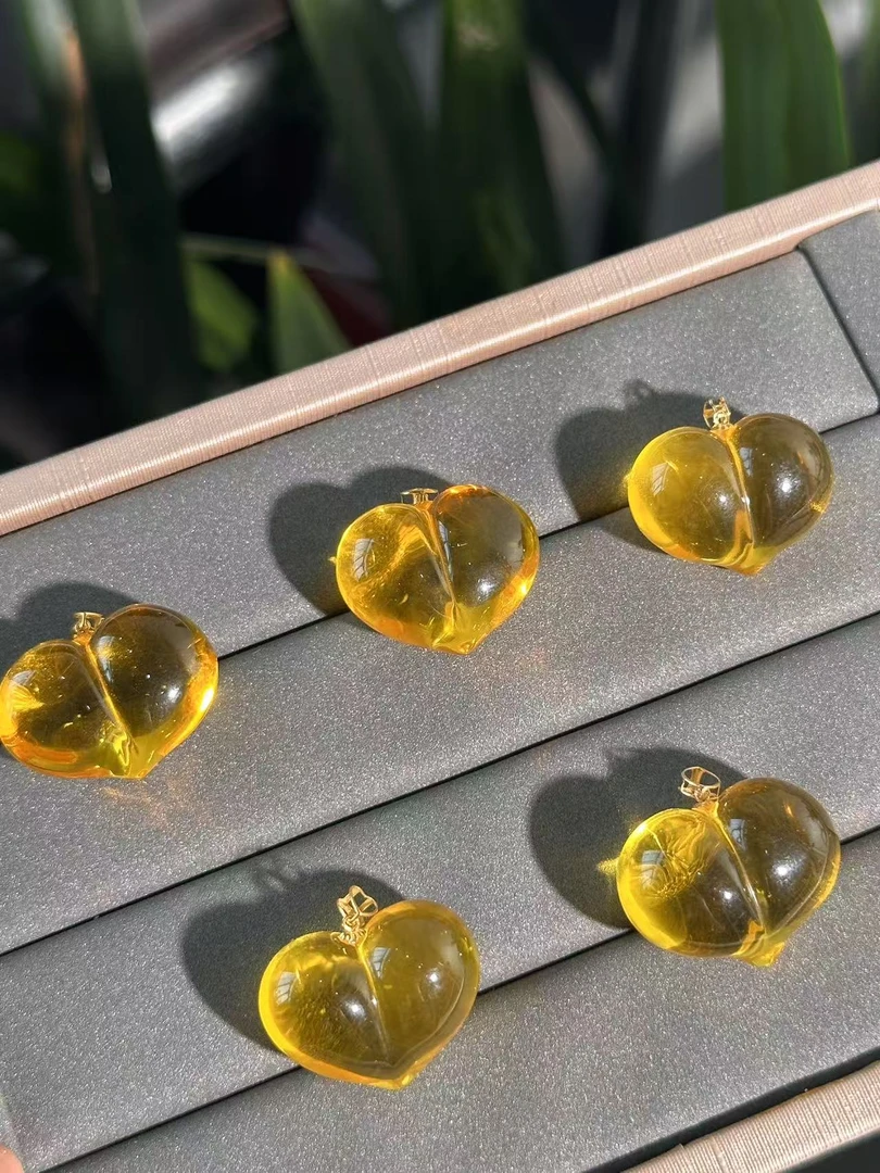 M51 天然蓝珀屁桃吊坠 多样性发其一