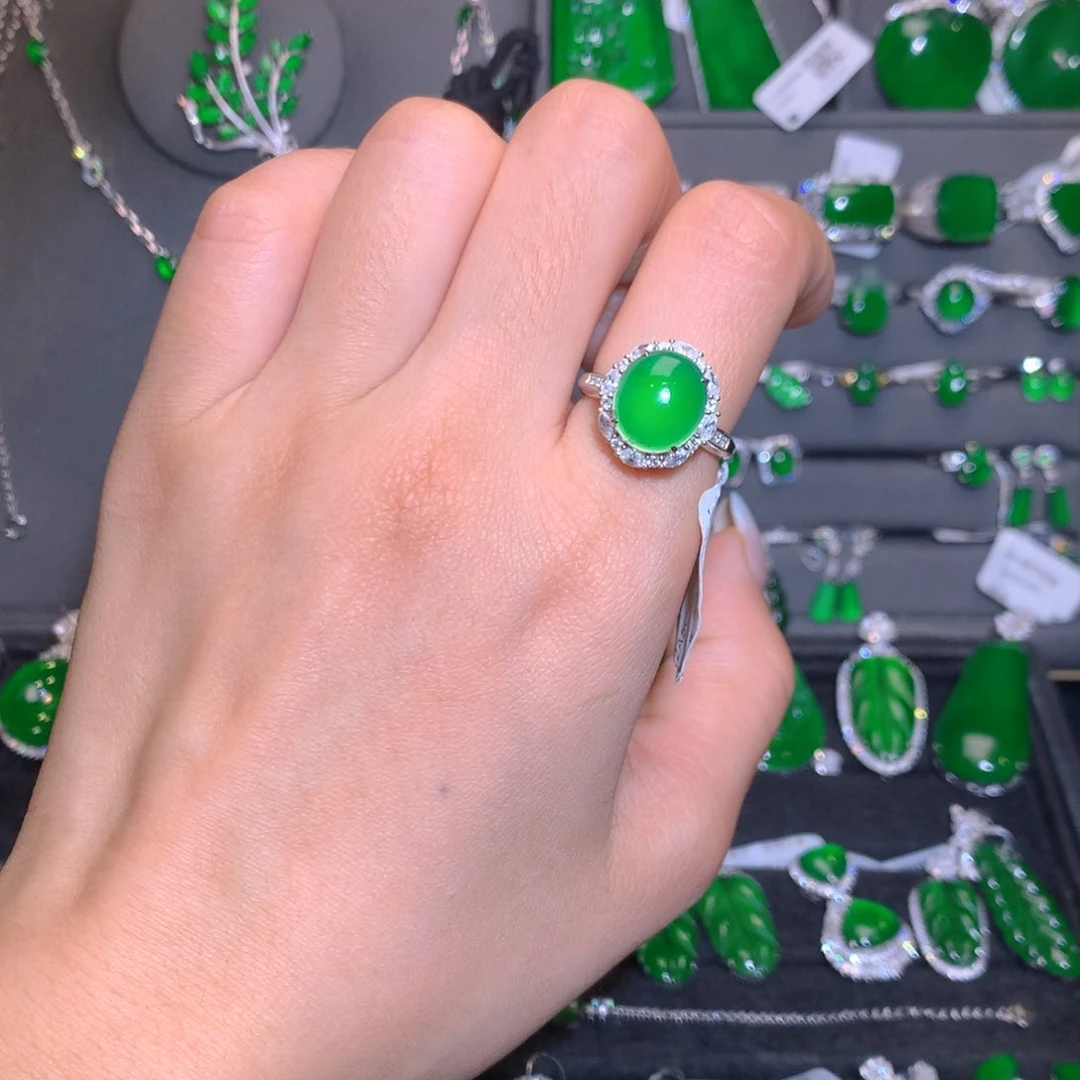 18K金镶嵌戒指翡翠蛋面