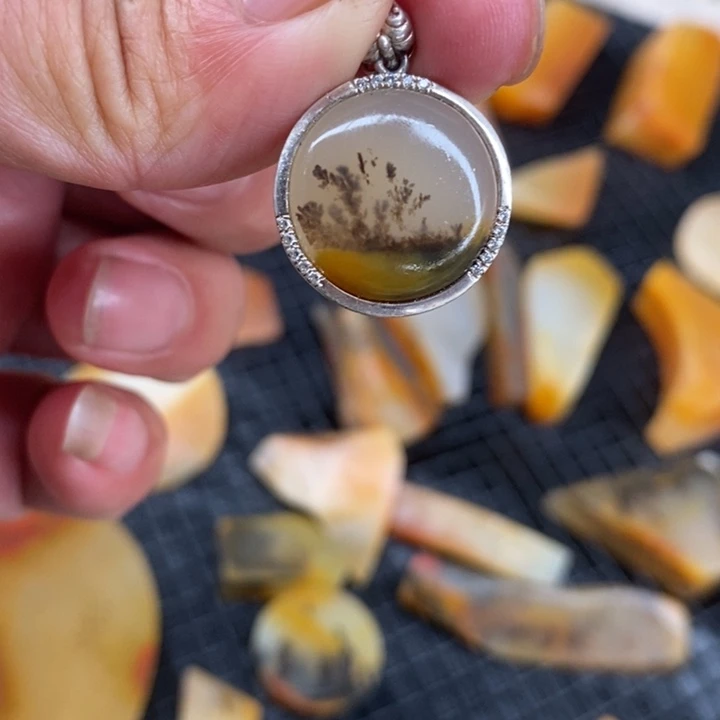 合金石英质玉（黄龙玉）颈饰