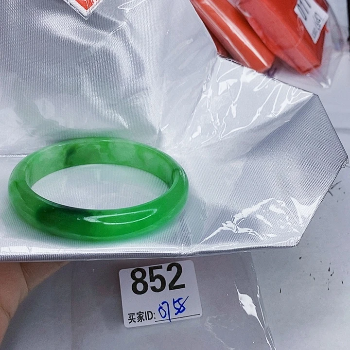 翡翠未镶嵌手镯一图一物实物为准（微瑕处理）