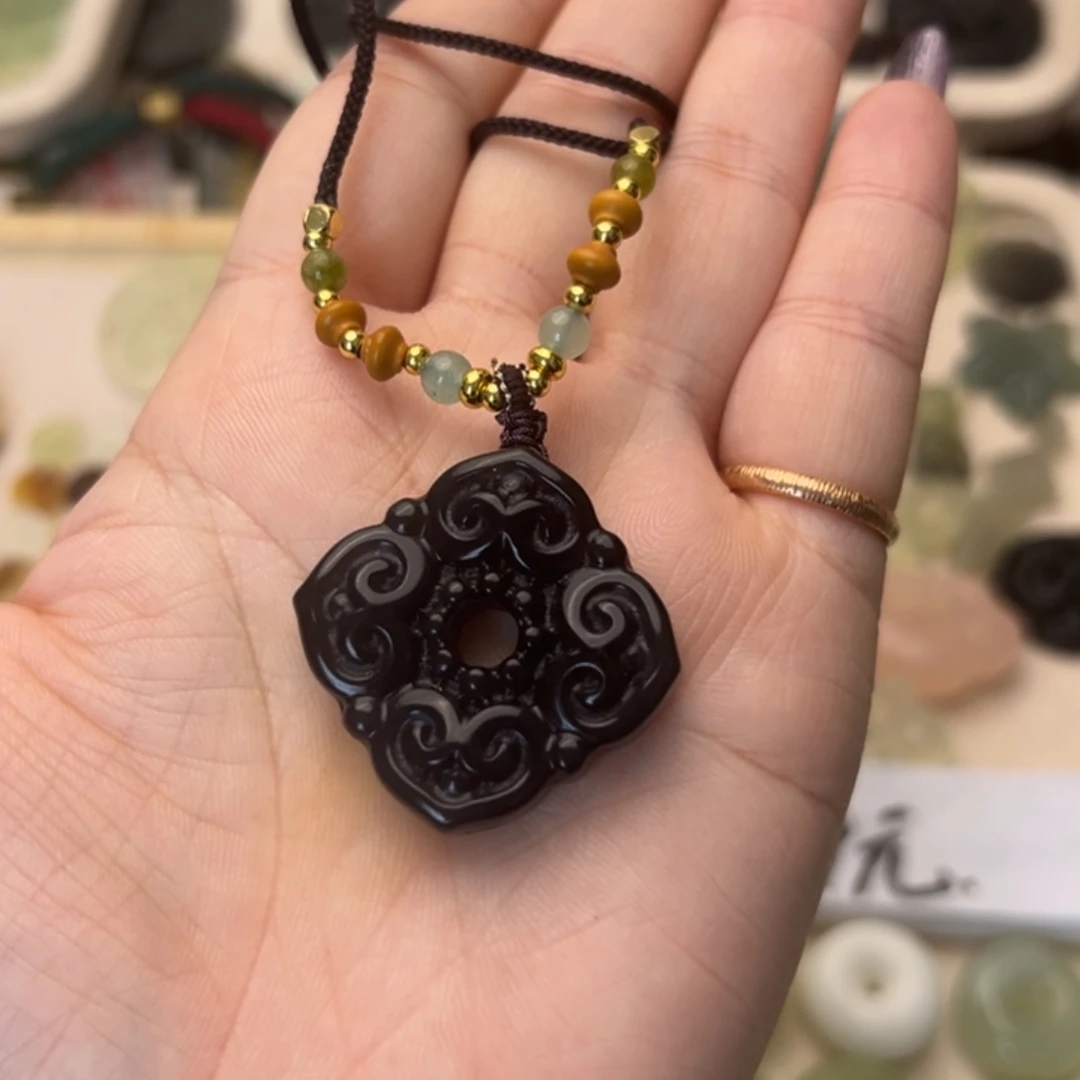 蛇纹石玉颈饰合金