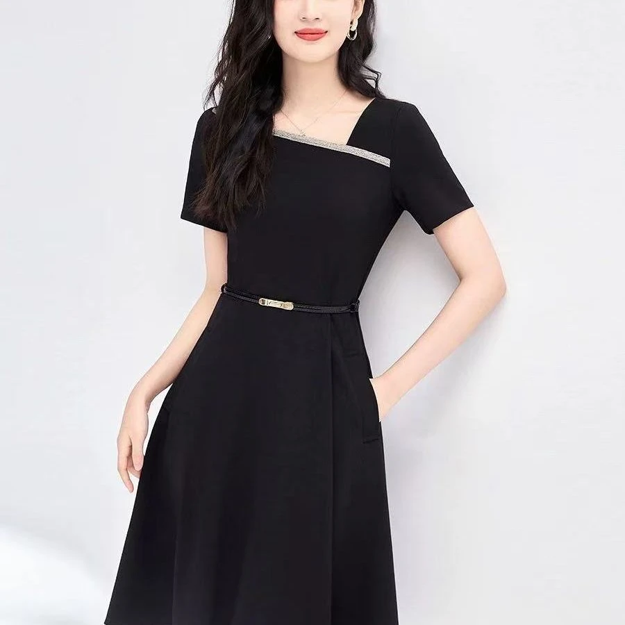 赫本风连衣裙短袖女一字方领优雅收腰显瘦高端小黑裙2025夏季新款