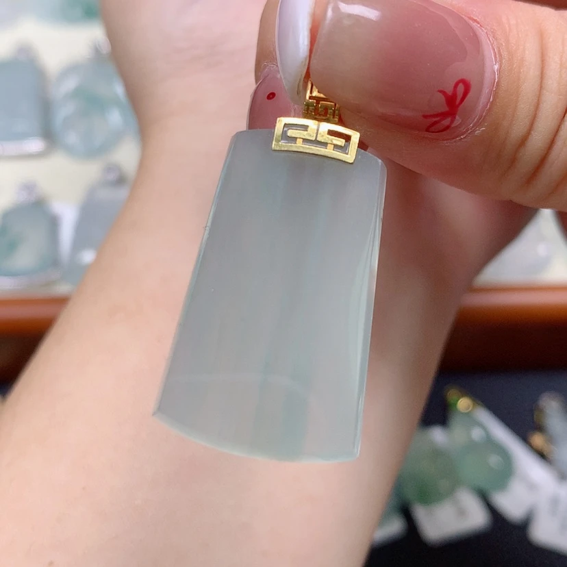【闪购商品】翡翠18K金镶嵌颈饰无事牌