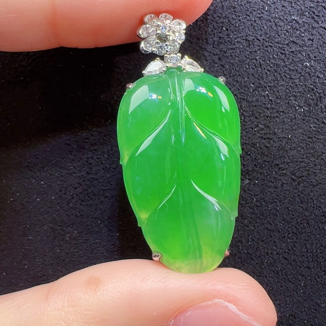颈饰18K金镶嵌翡翠吊坠
